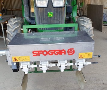 Sfoggia  Small Front fertiliser spreader